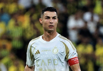 Hai CLB tu choi don Ronaldo hinh anh