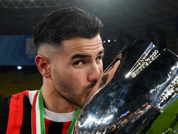 Theo Hernandez pha ky luc cua Maldini hinh anh