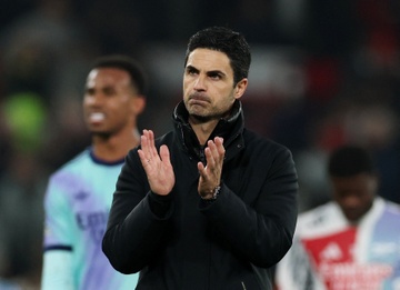 Arteta noi gian voi phong vien hinh anh