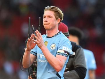 Vien canh Messi lam dong doi voi De Bruyne hinh anh