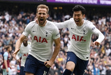 Son Heung-min chúc mừng Kane