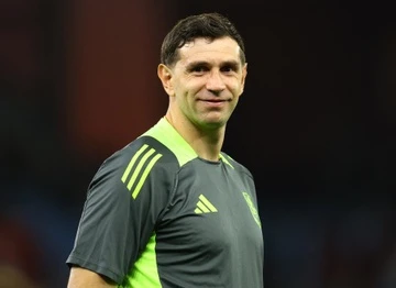 Arsenal tao bat ngo voi Emiliano Martinez hinh anh