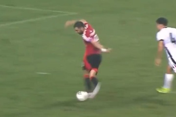 Bruno Fernandes bẽ mặt với cú rabona hỏng