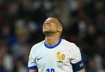 Mbappe bat man voi trong tai hinh anh