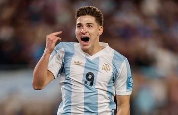 Alvarez sắm vai người hùng của Argentina