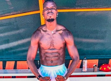 Vóc dáng đáng kinh ngạc của Pogba