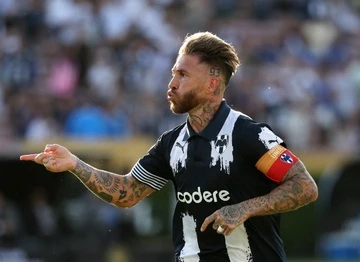 Ramos gay ngo ngang o tuoi 39 hinh anh