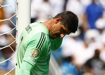Courtois yeu cau dong doi choi thong minh hon hinh anh
