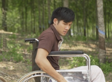 Thanh Thuc vat va dien tren xe lan hinh anh