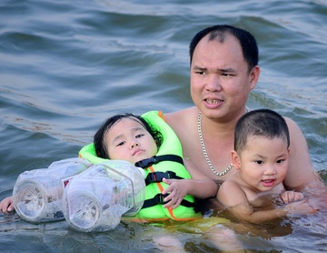Lam gi de tre khong bi om khi nang nong? hinh anh