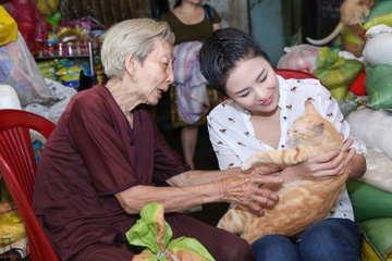 Ngoc Han toi tham cu ba neo don cuu mang 50 con meo hoang hinh anh