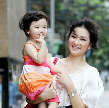 Nhung hoa hau Viet lang le nuoi con mot minh hinh anh