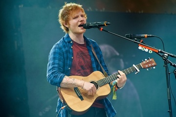 Ed Sheeran thua nhan tung roi vao tinh huong tro treu tren san khau hinh anh
