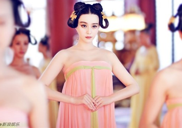 My nhan Hoa ngu goi cam kho cuong trong phim co trang hinh anh