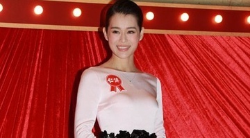 Ho Hanh Nhi xuat hien lan dau sau hon le hinh anh