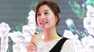 ‘Trung uy’ Kim Ji Won xinh xan du chan kem thon hinh anh