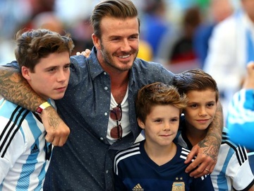 Con trai Beckham gay chu y khi hat ca khuc cua Justin Bieber hinh anh