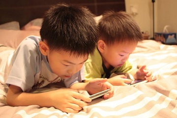 63% hoc sinh tieu hoc TP.HCM thuong xuyen su dung thiet bi dien tu hinh anh