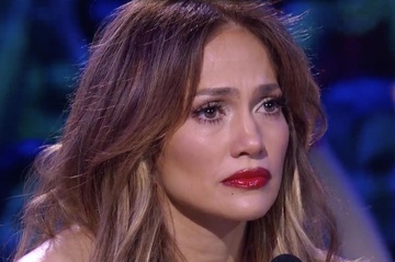 Jennifer Lopez bat khoc o hau truong hinh anh