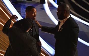Will Smith tro chuyen voi dan sao sau khi tat Chris Rock hinh anh