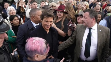 Tom Cruise tao ra cuoc nao loan tren duong pho hinh anh
