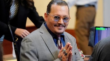 Phan ung cua Johnny Depp khi Amber Heard khoc loc o phien toa hinh anh