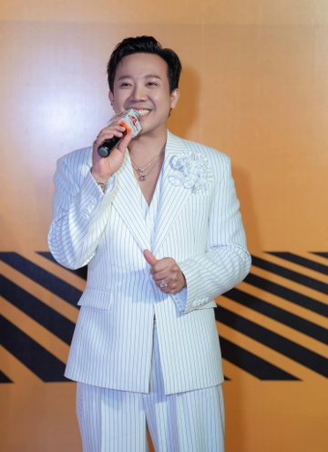 tran thanh, phu nu, doc sach anh 1