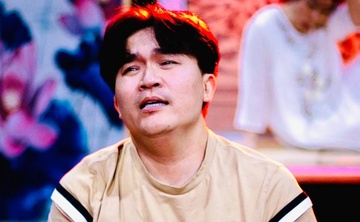 MC Dai Nghia van di dien truoc ngay me mat hinh anh
