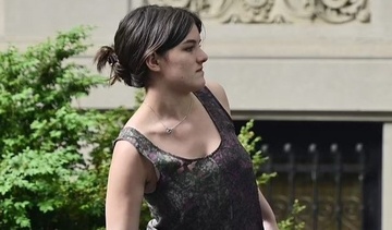 Suri Cruise don rac, lam viec nha hinh anh
