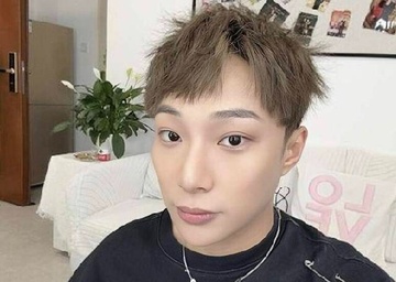Ca si Han Tu Luong cap cuu vi uong 100 vien thuoc ngu hinh anh