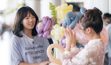 Phương Mỹ Chi đưa Khả Lâu đi ăn bún đậu, bánh mì ở TP.HCM