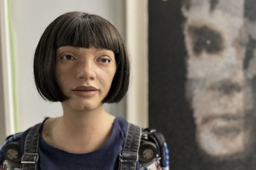 Hoa si robot AI dau tien dau gia tranh, len toi 195.000 USD hinh anh