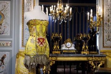 Lan dau haute couture duoc trung bay o bao tang Louvre hinh anh