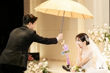 Canh chu re che o cho co dau ngoi xe lan gay sot o Han Quoc hinh anh