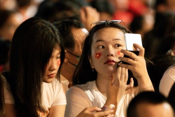 Gioi tre makeup tren via he TP.HCM tu 3h sang cho xem dieu binh hinh anh