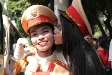 Nuoc mat, nu cuoi cua nu chien si sau le dieu binh o TP.HCM hinh anh