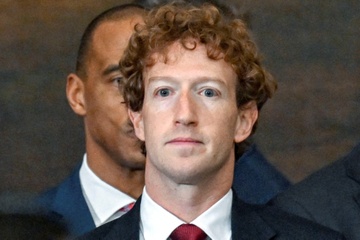 Mark Zuckerberg vuot Jeff Bezos hinh anh