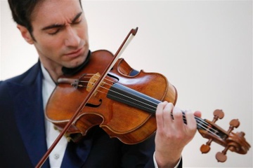 Cay violin 310 nam tuoi tri gia 45 trieu USD gay chan dong hinh anh