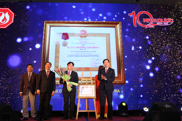 Cong ty Nam Duoc don nhan Huan chuong Lao dong Hang Ba hinh anh