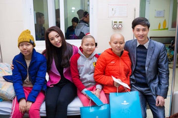 Ky Duyen an van gian di cham soc cac em nho tai benh vien K hinh anh
