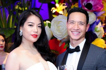 Kim Ly, Truong Ngoc Anh khoe dien thoai doi hinh anh