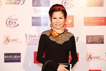 Hoa hau Bui Thi Ha cham giai sinh vien thanh lich hinh anh