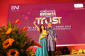 Doanh nhan Ma Dao Ngoc Bich nhan giai cong hien cua BNI hinh anh