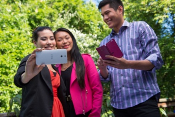 HTC One E8: Smartphone tien dung cho ban tre yeu du lich hinh anh