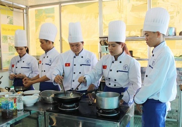 Hoc sinh gioi THCS chuyen huong hoc trung cap nghe hinh anh
