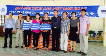 Vinamilk tang 500 thung sua cho tre em tinh Quang Ninh hinh anh