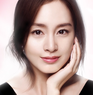Dáng mũi S line đạt chuẩn của Kim Tae Hee.