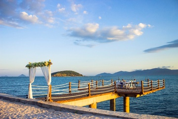 Diem to chuc tiec cuoi sang trong tren bien Nha Trang hinh anh