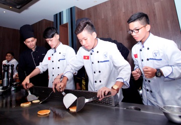 Viet Giao to chuc nhap hoc nganh du lich, khach san va bep hinh anh