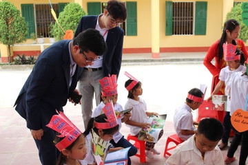 Dong gop 1.000 dau sach cho truong tieu hoc o Thai Nguyen hinh anh